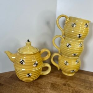 Bigelow Stackable Honey Bee Teapot w/Teacup and 4mugs